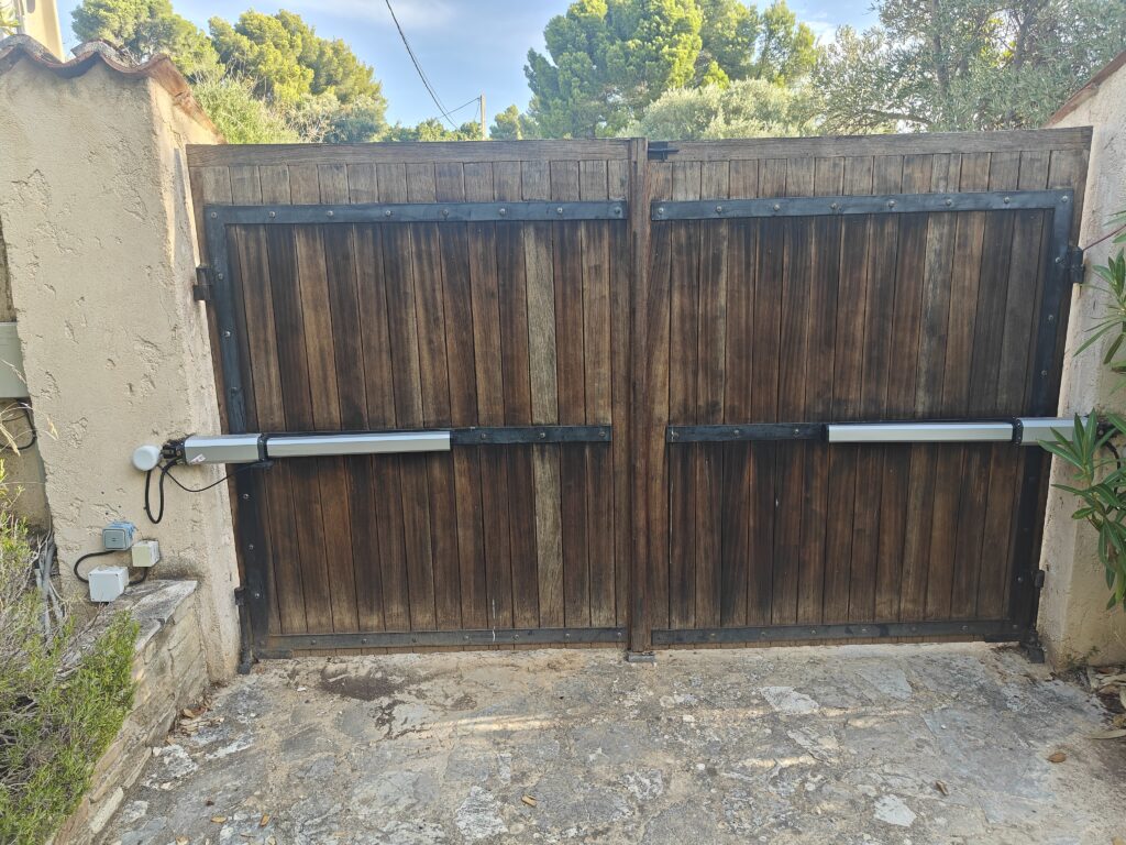 Installation et remplacement des vérins FAAC 402 à La Cadière-d'Azur
